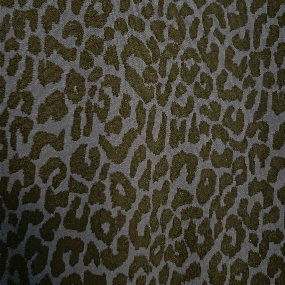 Lilly Pulitzer Never Worn Luxletic Midnight Blue Animal Print 1/4 Zip Top Large - Picture 2 of 4